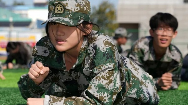 六力高級中學 2025 級新生國防教育【訓練篇】 承八秩榮（róng）光礪骨，汗浸迷彩煉脊（jǐ）梁​